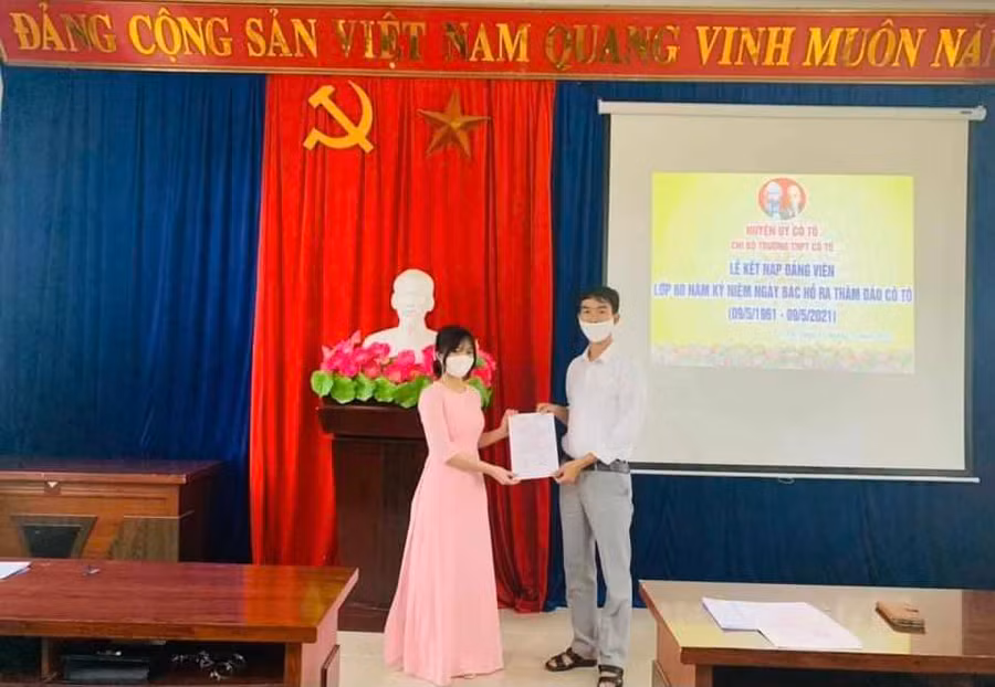 Trần Nguyễn Huyền Nhi vinh dự được Chi bộ trường THPT Cô Tô kết nạp vào Đảng Cộng sản Việt Nam vào ngày 9/5 vừa qua