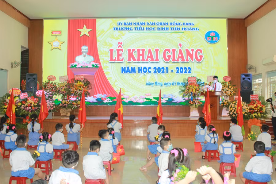 Lễ khai giảng năm học mới Trường Tiểu học Đinh Tiên Hoàng