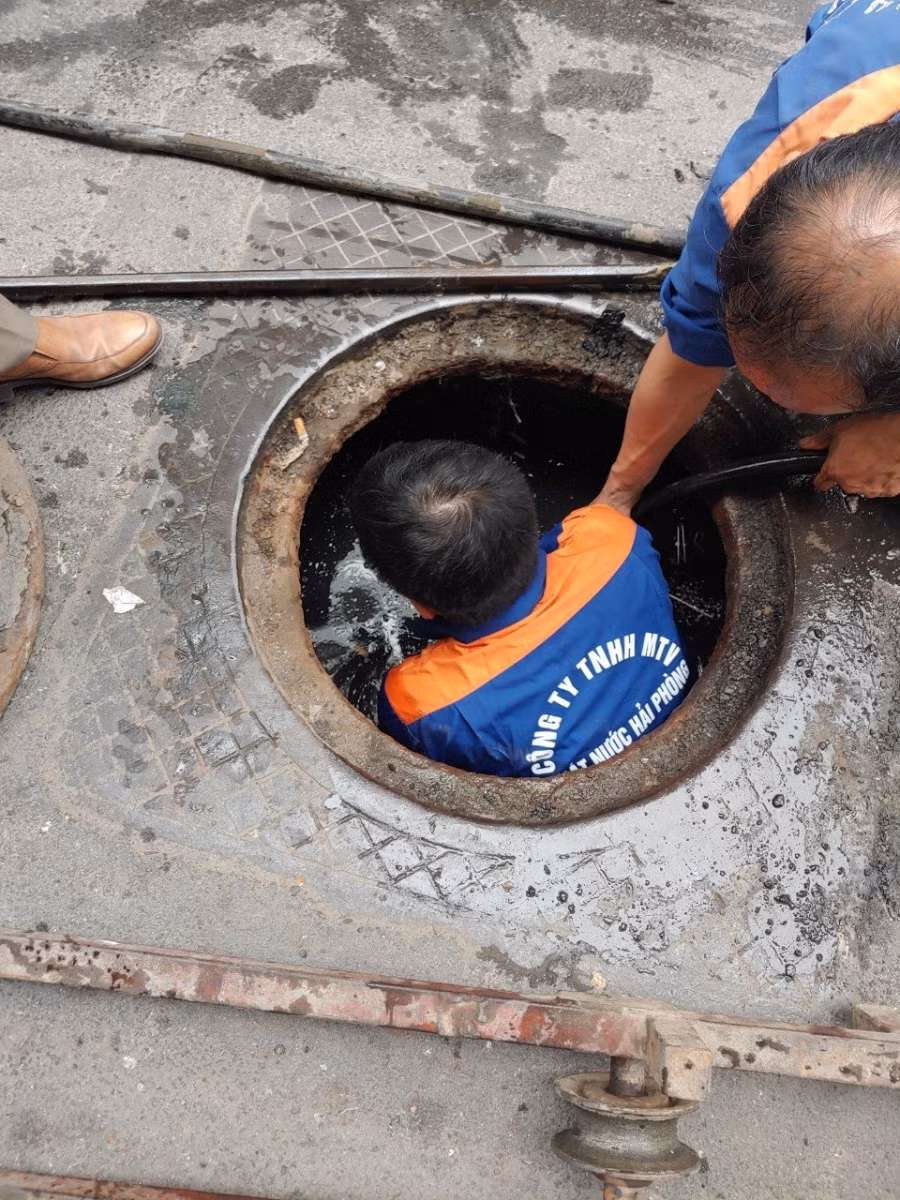 Những chiến binh dưới lòng cống không ngại khó khăn, dịch bệnh luôn hoàn thành nhiệm vụ