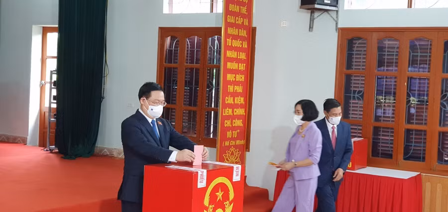 Chủ tịch Quốc hội Vương Đình Huệ bỏ phiếu tại thị trấn An Lão, huyện An Lão 