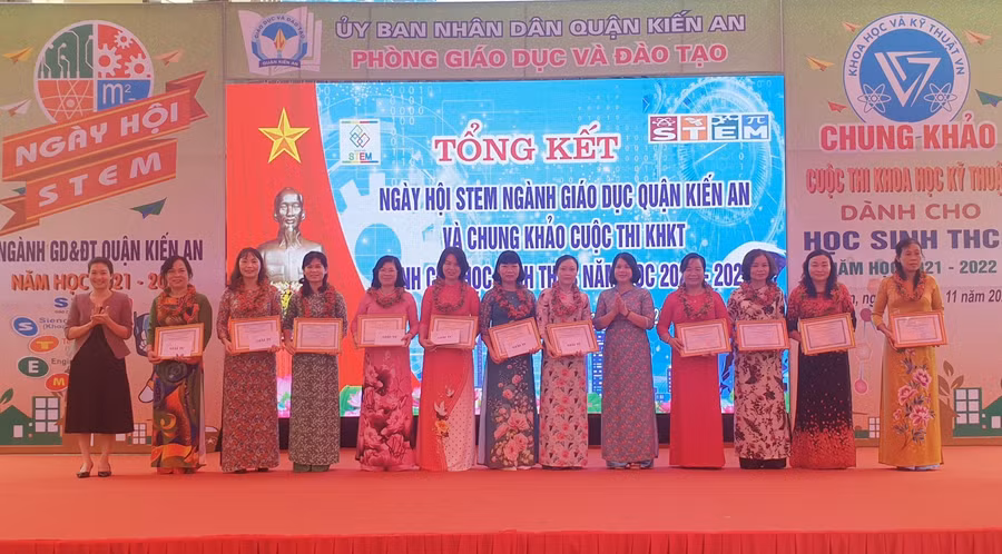 Các nhà trường được trao giải gian trưng bày sản phẩm