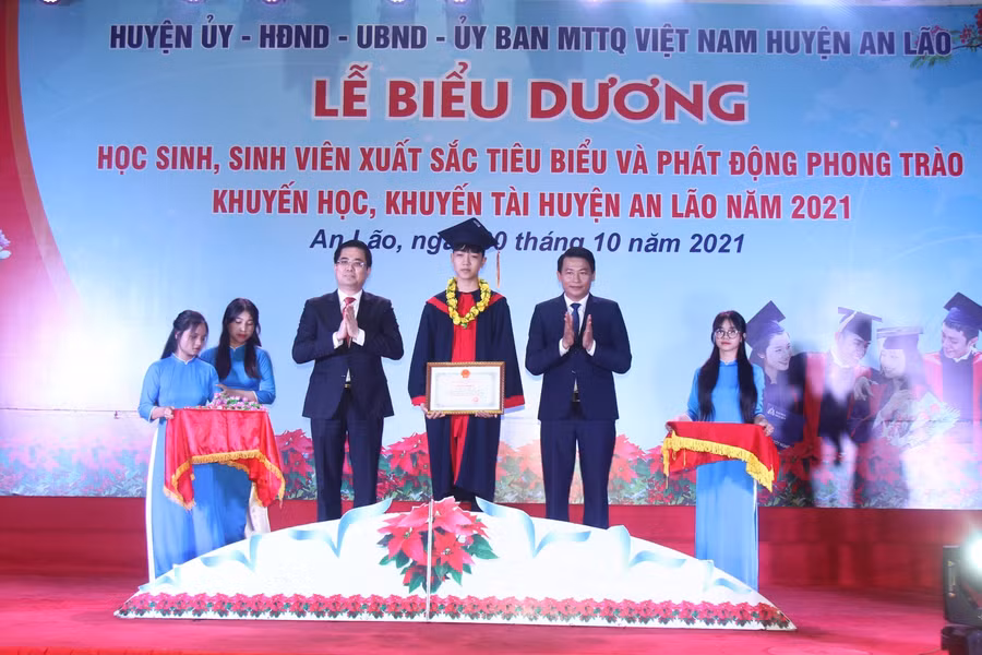 Các em là bông hoa đẹp nhất, những hạt giống đỏ của hôm nay và sẽ là niềm tự hào của quê hương vào ngày mai.