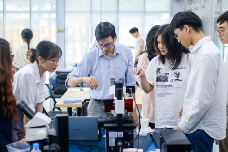 Tạo điều kiện, môi trường làm việc cùng chính sách thuận lợi cho việc phát triển chuyên môn là cách bền vững để thu hút và giữ chân giảng viên trở về sau khi du học. Ảnh: ĐH Đà Nẵng cung cấp