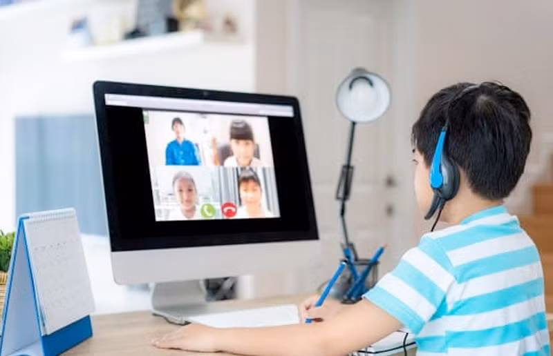 Bổ trợ kiến thức cho học sinh bằng hình thức trực tuyến là phù hợp với tình hình thực tế. Ảnh minh họa