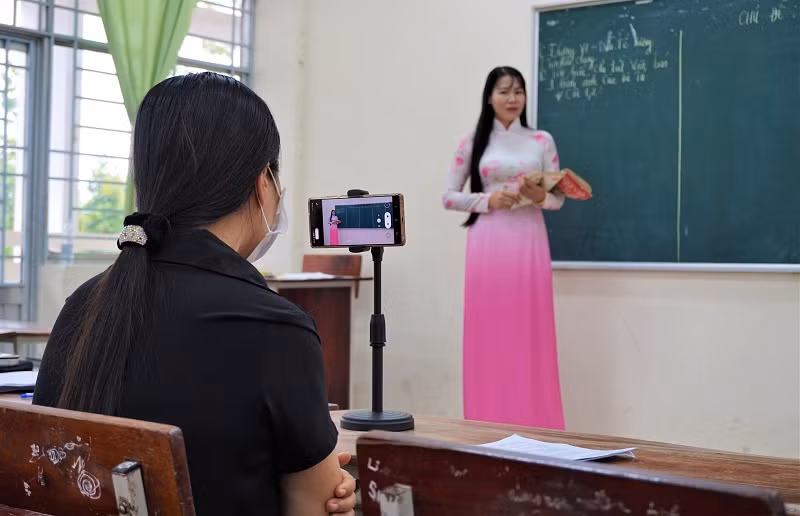 Giáo viên Trường THPT Hà Huy Giáp, huyện Cờ Đỏ, TP Cần Thơ làm video bài giảng. Ảnh: TG