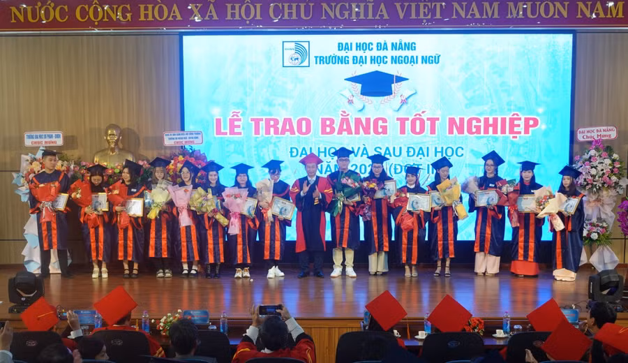 Trường ĐH Ngoại ngữ, ĐH Đà Nẵng khen thưởng các học viên có kết quả tốt nghiệp đạt loại Giỏi. 