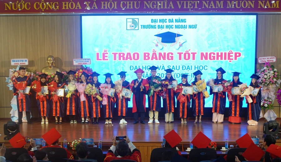 Trường ĐH Ngoại ngữ, ĐH Đà Nẵng khen thưởng các học viên có kết quả tốt nghiệp đạt loại Giỏi. 