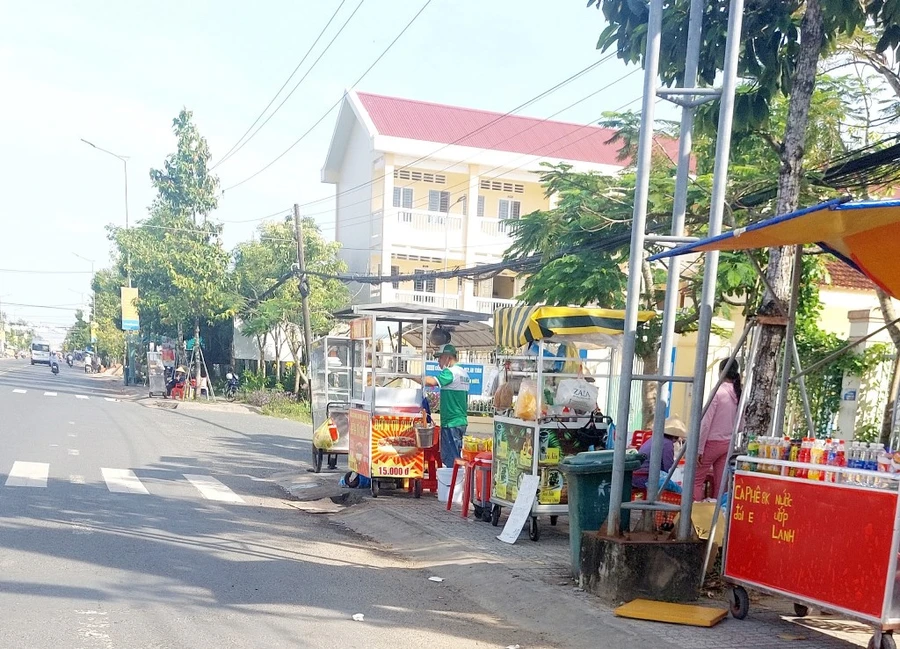 Bán hàng rong trước trường học tại Sóc Trăng.