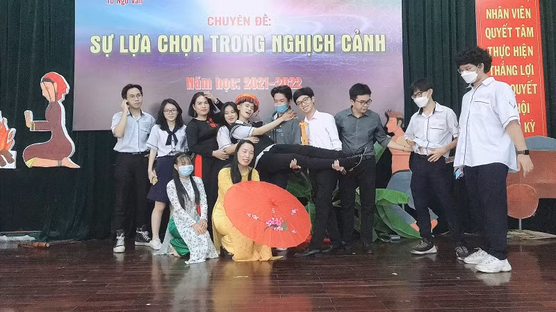 Thầy trò trong một phân cảnh.