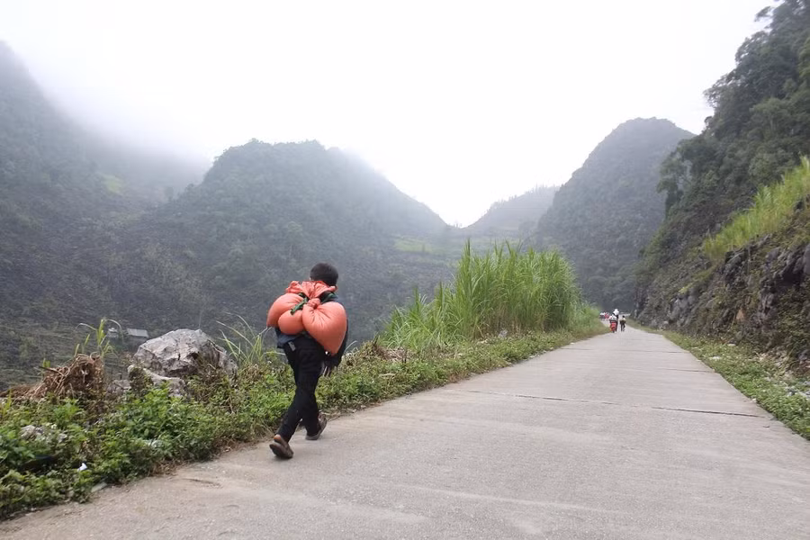 Học sinh cõng gạo đến trường bán trú.