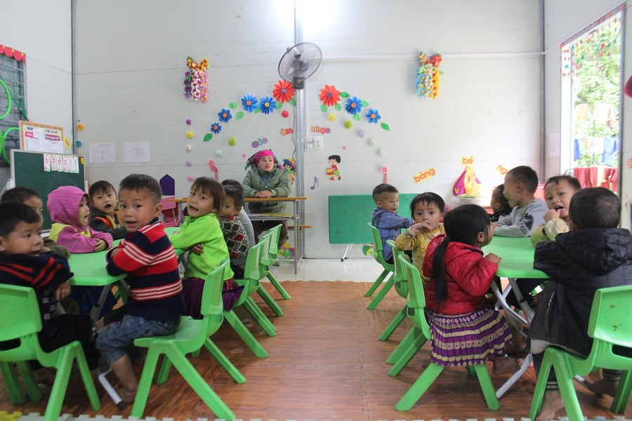 Cô giáo Hứa Thị Chấp, chủ nhiệm lớp mầm non 3-4-5 tuổi, phân trường Đề Lảng, trường Mầm non Giàng Chu Phìn đi xin được gần đủ thảm xốp lót sàn lớp học chống lạnh cho các bé mẫu giáo. Cô giáo Hứa Thị Chấp, chủ nhiệm lớp mầm non 3-4-5 tuổi, phân trường Đề Lảng, trường Mầm non Giàng Chu Phìn đi xin được gần đủ thảm xốp lót sàn lớp học chống lạnh cho các bé mẫu giáo.