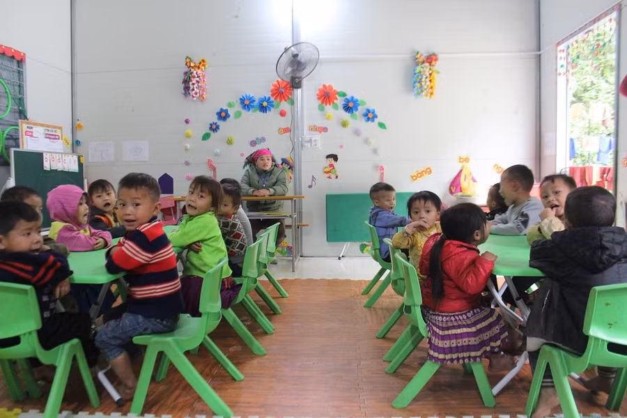 Cô giáo Hứa Thị Chấp, chủ nhiệm lớp mầm non 3-4-5 tuổi, phân trường Đề Lảng, trường Mầm non Giàng Chu Phìn đi xin được gần đủ thảm xốp lót sàn lớp học chống lạnh cho các bé mẫu giáo.