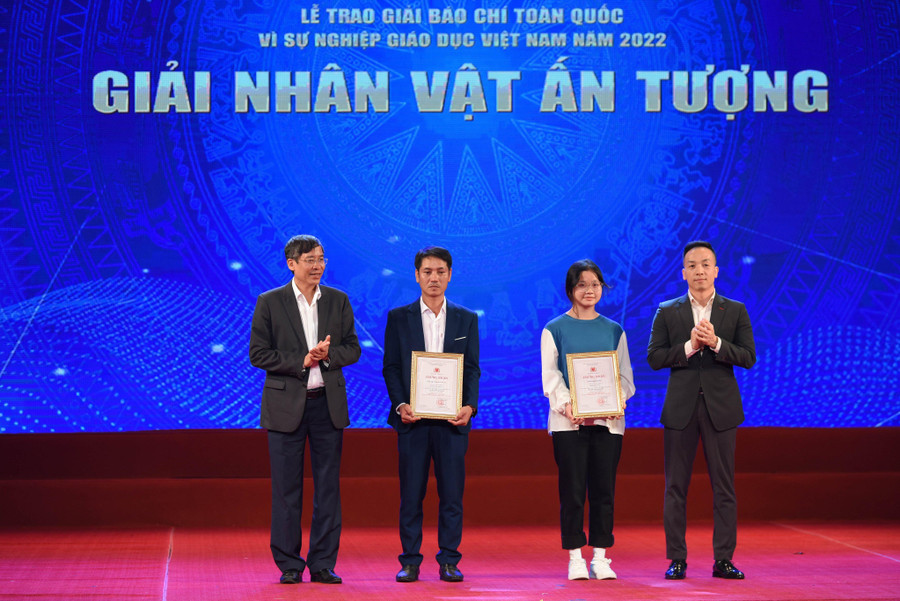 Thầy Nguyễn Trần Vỹ - Chủ nhiệm CLB Kết nối Nam Trà My (thứ 2 từ trái sang) nhận giải Nhân vật ấn tượng, Giải Báo chí Vì sự nghiệp giáo dục năm 2022. (Ảnh: Báo GD&amp;TĐ).