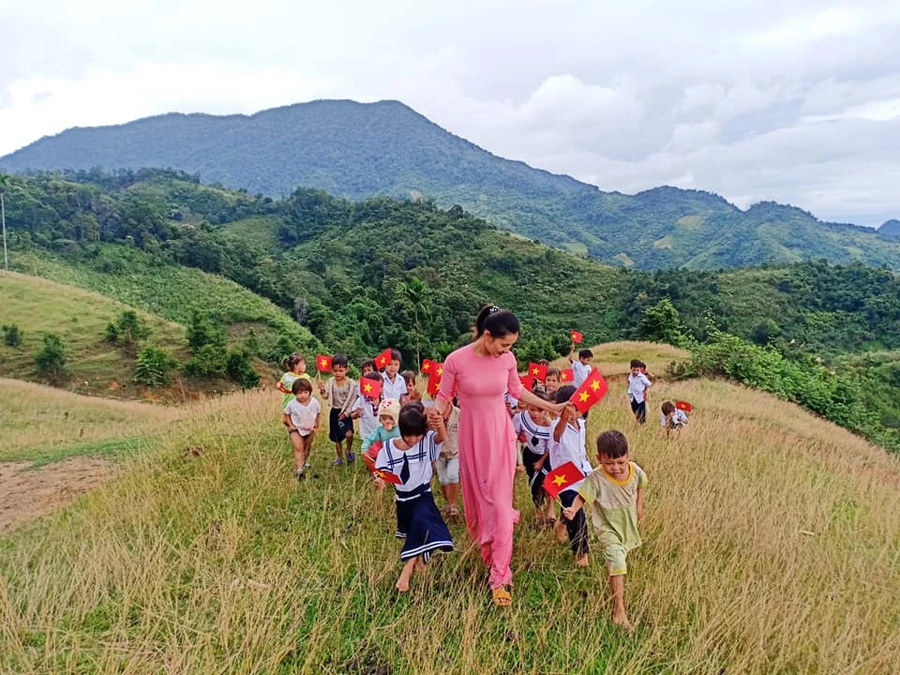 Cô Trà Thị Thu và học sinh điểm trường Tắk Pổ trong lễ khai giảng năm học 2019 - 2020. (Ảnh: NVCC)