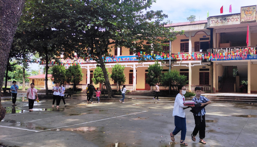 Giờ tan học của học sinh Trường Tiểu học Yên Trung.