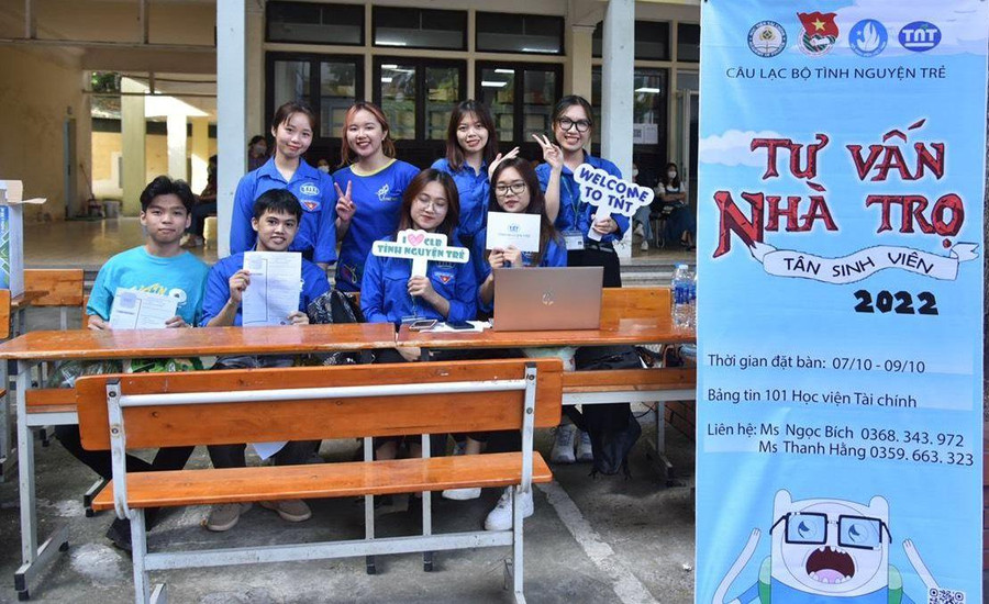 Đội sinh viên tình nguyện của Học viện Tài chính tư vấn, hỗ trợ tân sinh viên về nhà trọ. Ảnh: NTCC Đội sinh viên tình nguyện của Học viện Tài chính tư vấn, hỗ trợ tân sinh viên về nhà trọ. Ảnh: NTCC