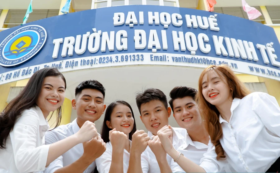 Sinh viên Đại học Huế trong ngày vui đến trường. Ảnh minh họa