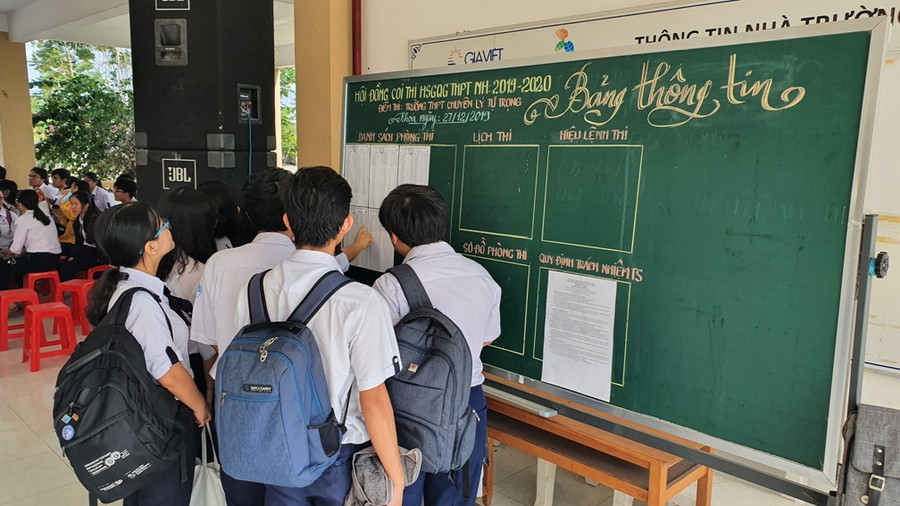 Thí sinh xem danh sách phòng thi. Thí sinh xem danh sách phòng thi.