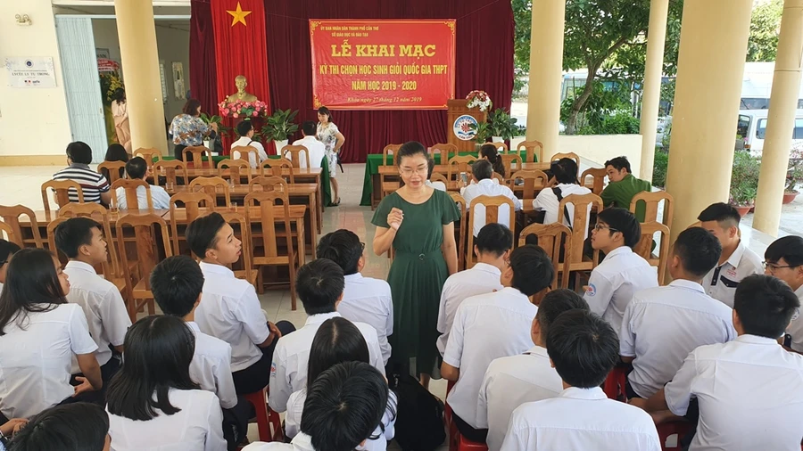 Cán bộ làm công tác thi sinh hoạt quy chế cho thí sinh.