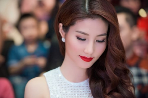 Diễm My 9x khoe sắc rạng ngời tại Hà Nội ảnh 7 Diễm My 9x khoe sắc rạng ngời tại Hà Nội ảnh 7