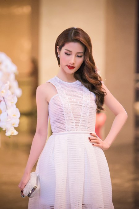 Diễm My 9x khoe sắc rạng ngời tại Hà Nội ảnh 3 Diễm My 9x khoe sắc rạng ngời tại Hà Nội ảnh 3
