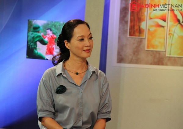 Khi được hỏi về bí quyết giữ gìn hạnh phúc gia đình, NSND Lê Khanh 