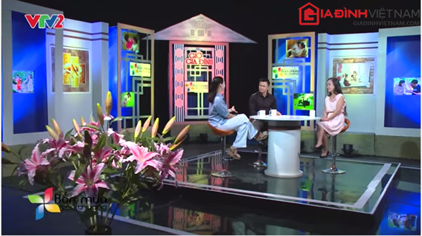 Lúc đầu chúng tôi hay ngắm gương mặt nhau. Những ánh mắt nụ cười và cả sự trìu mến. Nhưng bây giờ, cùng với thời gian, chúng tôi chỉ nhìn thấy đằng sau lưng nhau thôi’’