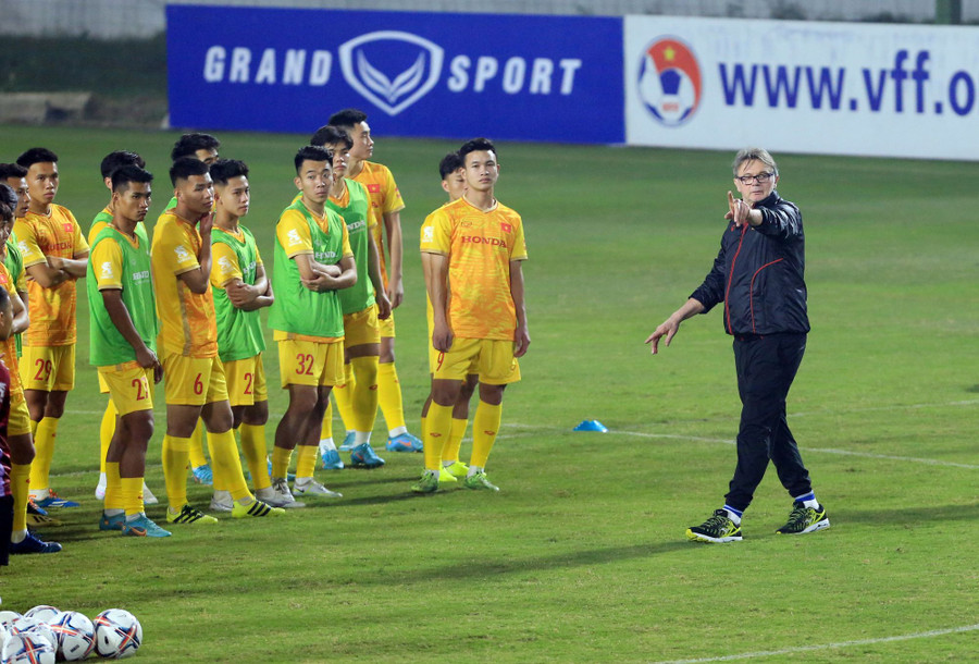 Huấn luyện viên Troussier và đội tuyển U23 Việt Nam. Huấn luyện viên Troussier và đội tuyển U23 Việt Nam.