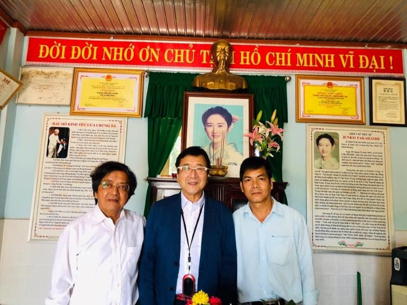 Ông Takahashi (giữa) cùng GS.TS Trần Văn Nam (bìa trái) và thầy Hiệu trưởng Lê Quốc Hà trước di ảnh của con gái được đặt phòng truyền thống của Trường Tiểu học Junko trong chuyến thăm trường vào năm 2019. Ông Takahashi (giữa) cùng GS.TS Trần Văn Nam (bìa trái) và thầy Hiệu trưởng Lê Quốc Hà trước di ảnh của con gái được đặt phòng truyền thống của Trường Tiểu học Junko trong chuyến thăm trường vào năm 2019.