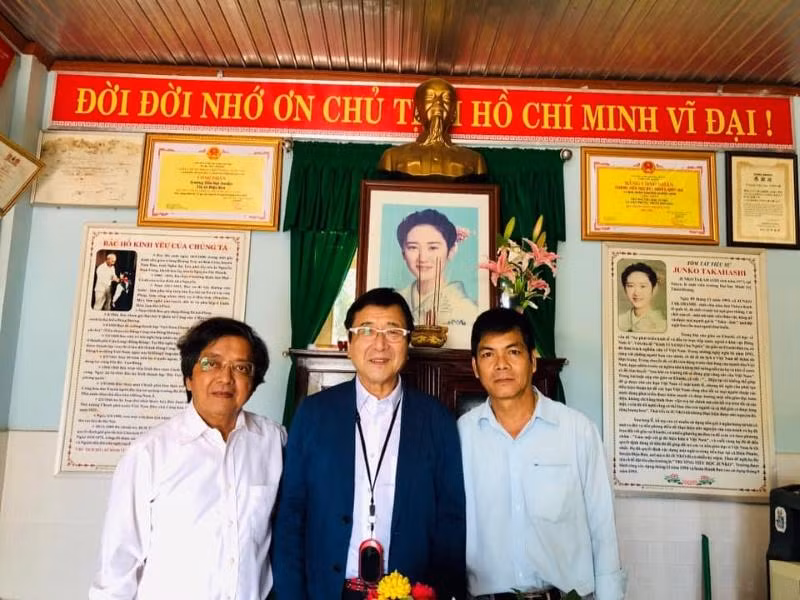 Ông Takahashi (giữa) cùng GS.TS Trần Văn Nam (bìa trái) và thầy Hiệu trưởng Lê Quốc Hà trước di ảnh của con gái được đặt phòng truyền thống của Trường Tiểu học Junko trong chuyến thăm trường vào năm 2019.