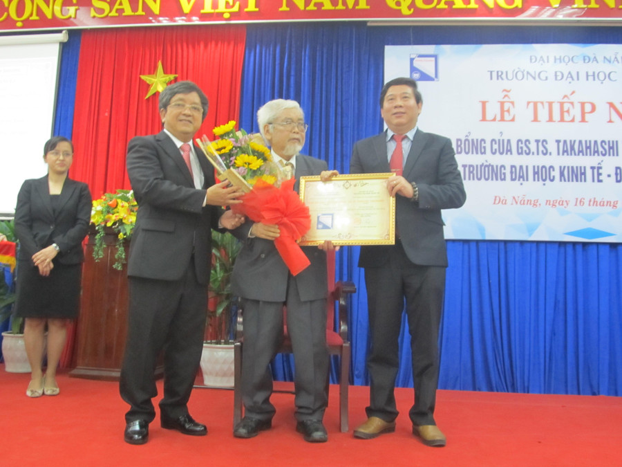 GS.TS Trần Văn Nam, Giám đốc ĐH Đà Nẵng và PGS.TS Nguyễn Mạnh Toàn – Hiệu trưởng Trường ĐH Kinh tế tiếp nhận Quỹ học bổng từ GS.TS Yoshiaki Takahashi (năm 2017). GS.TS Trần Văn Nam, Giám đốc ĐH Đà Nẵng và PGS.TS Nguyễn Mạnh Toàn – Hiệu trưởng Trường ĐH Kinh tế tiếp nhận Quỹ học bổng từ GS.TS Yoshiaki Takahashi (năm 2017).