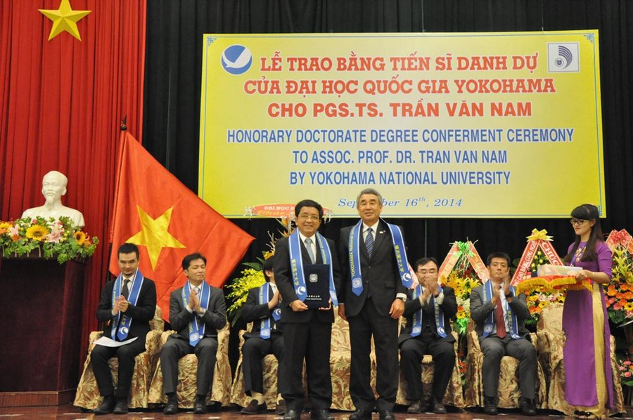 GS.TS Trần Văn Nam (trái) được trao tặng Tiến sĩ danh dự của trường ĐH Quốc gia Yokohama. GS.TS Trần Văn Nam (trái) được trao tặng Tiến sĩ danh dự của trường ĐH Quốc gia Yokohama.