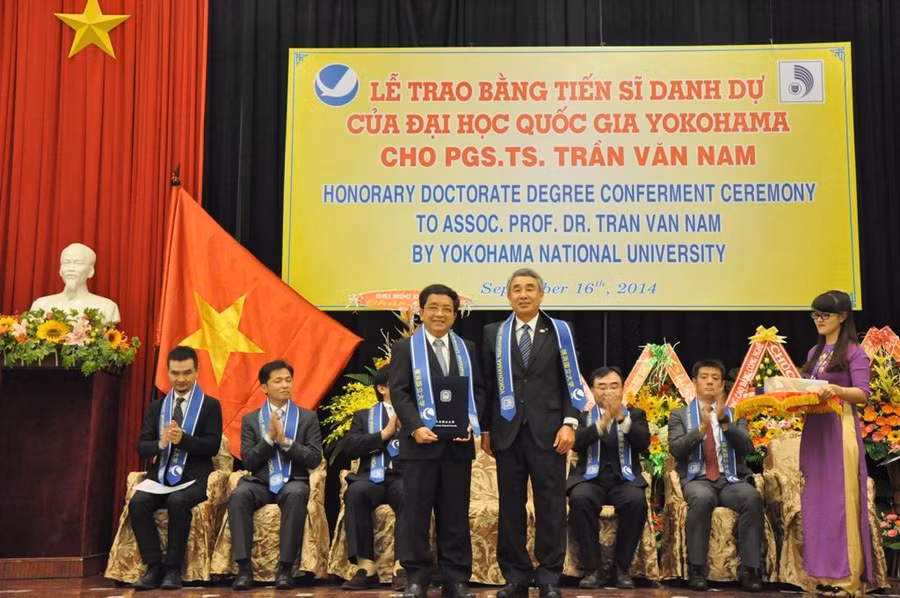 GS.TS Trần Văn Nam (trái) được trao tặng Tiến sĩ danh dự của trường ĐH Quốc gia Yokohama.