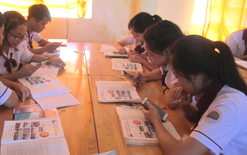 HS Trường THPT Ngã Năm trong giờ học tiếng Anh với sự hỗ trợ của smartphone. Ảnh: T. Nguyễn