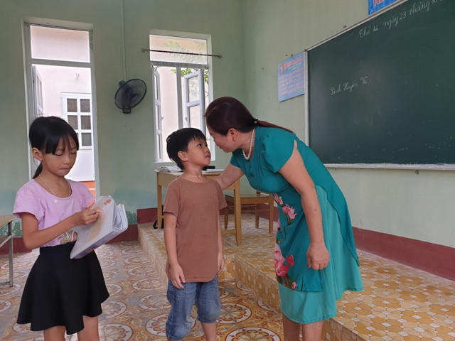Cô Hà ân cần dặn dò học trò trước giờ tan học. Ảnh:T.G Cô Hà ân cần dặn dò học trò trước giờ tan học. Ảnh:T.G