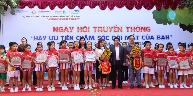 Chương trình truyền thông Mắt học đường cũng là một kênh tư vấn cho HS cách sử dụng điện thoại di động hợp lý. 