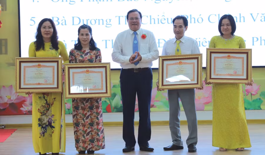 Các cá nhân Trường ĐH Trà Vinh được tặng bằng khen của Thủ tướng Chính phủ dịp khai giảng năm học 2023 - 2024. Ảnh minh họa.