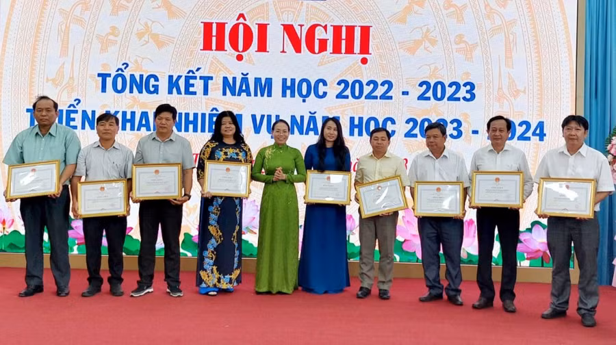 Tặng bằng khen của UBND tỉnh cho cán bộ, giáo viên tỉnh Sóc Trăng dịp tổng kết năm học học 2022 - 2023. Ảnh minh họa