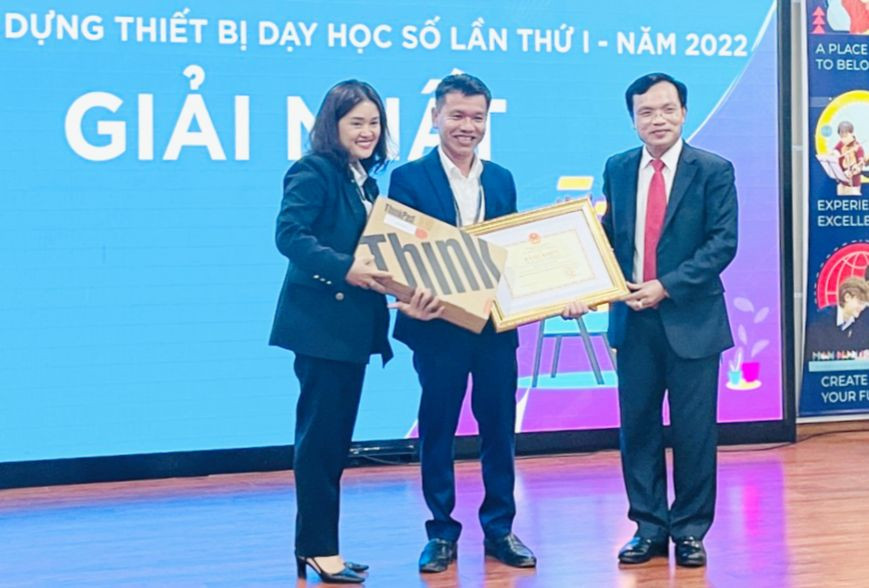 Theo thầy Chu Viết Tấn - Phó Hiệu trưởng Trường THPT Hoàng Mai (Nghệ An) nhận bằng khen của Bộ GD&ĐT là động lực để giáo viên phấn đấu trong nghề. Ảnh: NVCC Theo thầy Chu Viết Tấn - Phó Hiệu trưởng Trường THPT Hoàng Mai (Nghệ An) nhận bằng khen của Bộ GD&ĐT là động lực để giáo viên phấn đấu trong nghề. Ảnh: NVCC