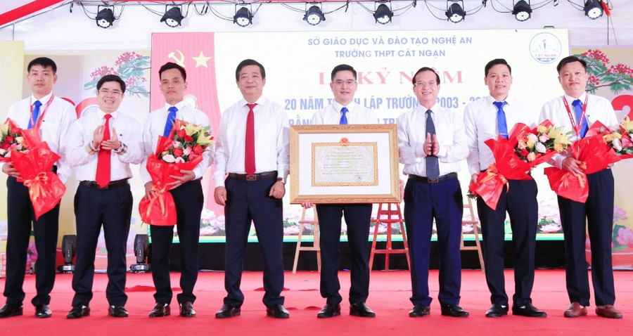 Trường THPT Cát Ngạn (huyện Thanh Chương, Nghệ An) đón nhận danh hiệu Trường đạt chuẩn quốc gia và được Bộ GD&ĐT tặng bằng khen dịp tháng 11/2023. Ảnh: NTCC Trường THPT Cát Ngạn (huyện Thanh Chương, Nghệ An) đón nhận danh hiệu Trường đạt chuẩn quốc gia và được Bộ GD&ĐT tặng bằng khen dịp tháng 11/2023. Ảnh: NTCC