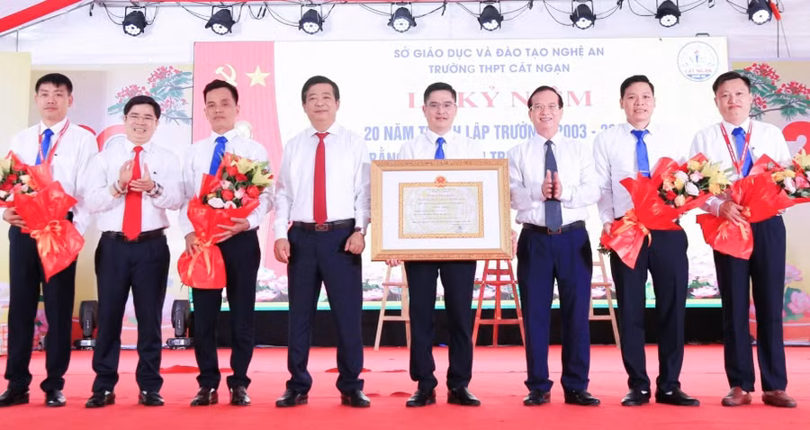 Trường THPT Cát Ngạn (huyện Thanh Chương, Nghệ An) đón nhận danh hiệu Trường đạt chuẩn quốc gia và được Bộ GD&amp;ĐT tặng bằng khen dịp tháng 11/2023. Ảnh: NTCC