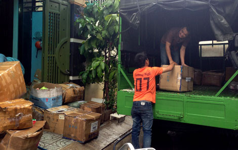 Cơ quan Công an thực hiện thu giữ hàng nghìn loại thực phẩm chức năng nhái của Mỹ tại Công ty Bảo Khang