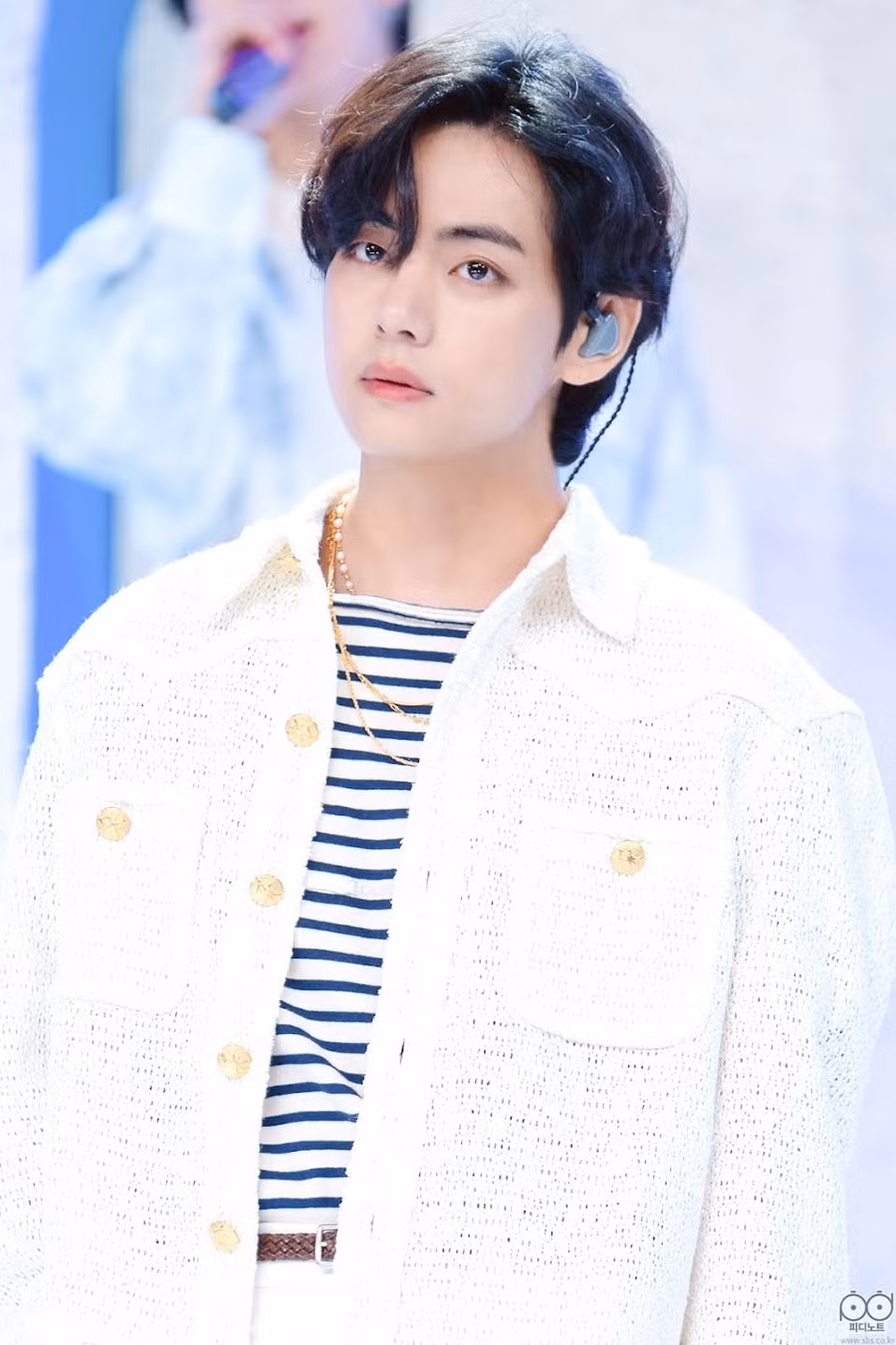 5. V (BTS): Vũ công chính, giọng ca phụ và visual của BTS, đã nhận được tổng cộng 94.824 phiếu bầu trong cuộc thăm dò!