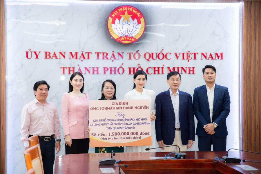 Linh Rin hủy đám cưới tại TPHCM, dành tặng 1,5 tỉ đồng cho người nghèo. Linh Rin hủy đám cưới tại TPHCM, dành tặng 1,5 tỉ đồng cho người nghèo.