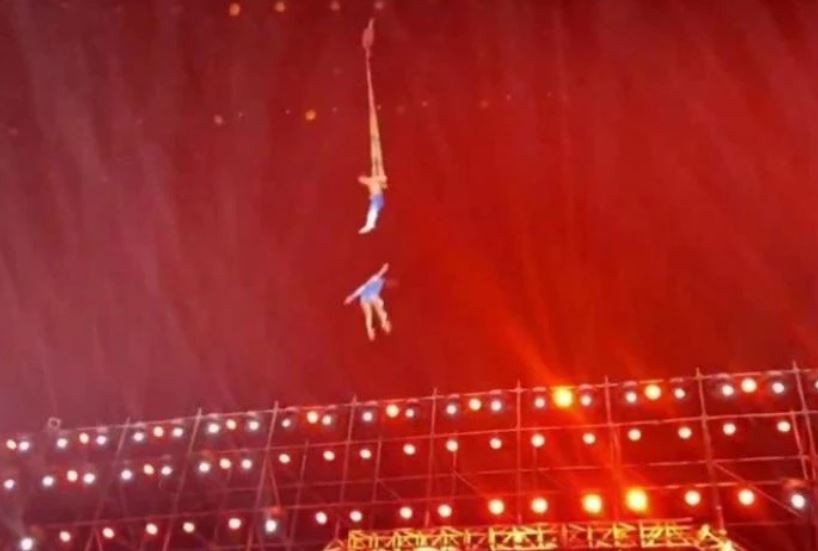 Nữ diễn viên bị rơi từ độ cao khoảng 10m khi đang biểu diễn tại Trung Quốc. Nữ diễn viên bị rơi từ độ cao khoảng 10m khi đang biểu diễn tại Trung Quốc.