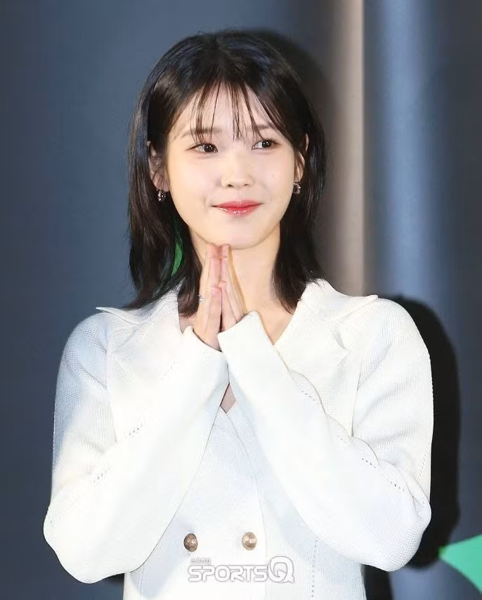 Vừa qua, IU đã tham dự một sự kiện quảng bá bộ phim sắp tới của cô ấy mang tên “Dream” và một lần nữa thu hút sự chú ý của mọi người nhờ ngoại hình “không tuổi” của mình. “Dream” là tác phẩm về tuổi trẻ, đam mê của một cầu thủ bóng đá (Park Seo Joon đóng) và cô gái trẻ (IU). Phim sẽ ra rạp từ ngày 26/4. Vừa qua, IU đã tham dự một sự kiện quảng bá bộ phim sắp tới của cô ấy mang tên “Dream” và một lần nữa thu hút sự chú ý của mọi người nhờ ngoại hình “không tuổi” của mình. “Dream” là tác phẩm về tuổi trẻ, đam mê của một cầu thủ bóng đá (Park Seo Joon đóng) và cô gái trẻ (IU). Phim sẽ ra rạp từ ngày 26/4.