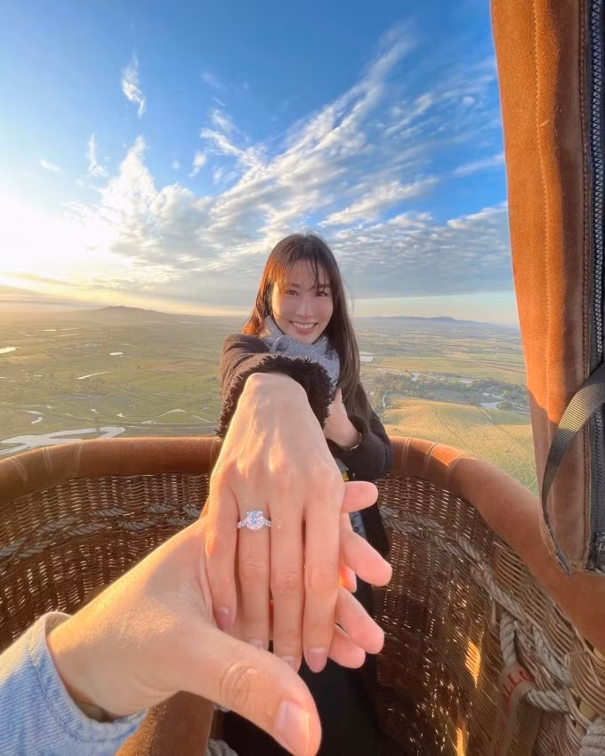 Diễm My 9X khoe khoảnh khắc hạnh phúc khi được bạn trai cầu hôn sau 6 năm bên nhau. Diễm My 9X khoe khoảnh khắc hạnh phúc khi được bạn trai cầu hôn sau 6 năm bên nhau.