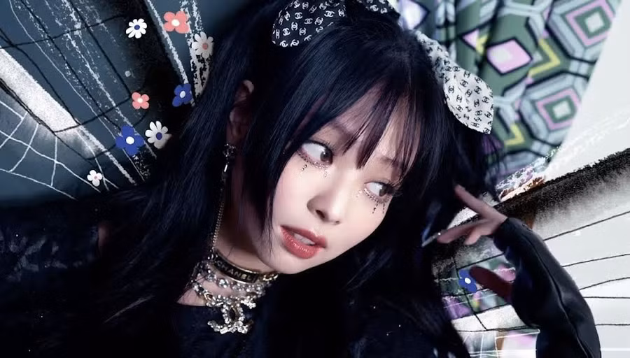 Mới đây, Jennie khiến cư dân mạng choáng váng với màn lột xác phong cách khi trở thành ngôi sao trong chiến dịch Chanel 22 mới nhất.