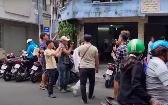 Nhiều YouTuber, Streamer xuất hiện tại nhà của cố NSƯT Vũ Linh. Nhiều YouTuber, Streamer xuất hiện tại nhà của cố NSƯT Vũ Linh.