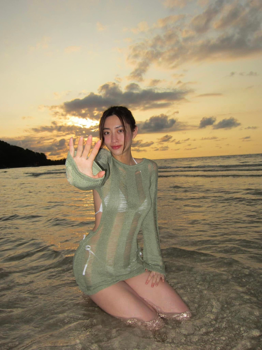 Hoa hậu Lương Thùy Linh khoe loạt ảnh bikini trong chuyến du lịch tại Phú Quốc. Nàng hậu kết hợp cùng chiếc váy lưới xuyên thấu, tạo cảm giác quyến rũ và nóng bỏng. Thời gian gần đây, Lương Thùy Linh liên tục ghi điểm với sắc vóc ngày càng mặn mà, sang trọng và hiện đại. Hoa hậu Lương Thùy Linh khoe loạt ảnh bikini trong chuyến du lịch tại Phú Quốc. Nàng hậu kết hợp cùng chiếc váy lưới xuyên thấu, tạo cảm giác quyến rũ và nóng bỏng. Thời gian gần đây, Lương Thùy Linh liên tục ghi điểm với sắc vóc ngày càng mặn mà, sang trọng và hiện đại.